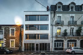 Nové sídlo architektov na Rue Marmontel búra nudný miestny stereotyp