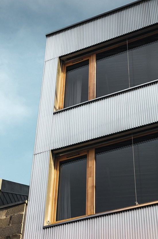 Fasádne hliníkové profily sú vyrobené z recyklovaného hliníku a vykazujú životnosť presahujúcu 100 rokov. Navyše intenzívne presvetľujú fasádu budovy aj pri minimálnej intenzite okolitého osvetlenia.
