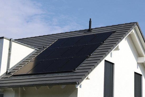 Veľkú úsporu prináša tiež inštalácia solárnych kolektorov či fotovoltaických panelov ako energetického zdroja pre vykurovaciu sústavu. Foto: Palatinate Stock