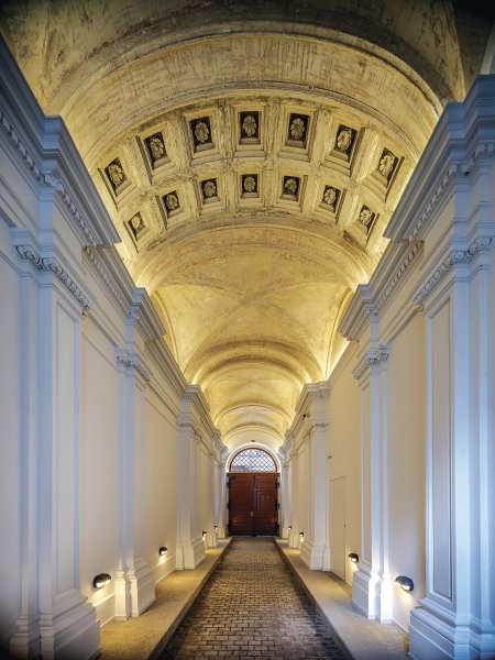 Pri vstupe do tzv. prejazdu vedúceho do dvora návštevníkov zaujmú profilované pilastry a umelecké stropné klenby, ktoré dodávajú priestoru vzdušnosť a pôsobia majestátnym dojmom.