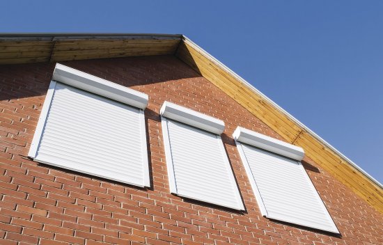 Biele predokenné rolety chránia interiér či už pred ostrým a energiou nabitým slnečným žiarením, tak aj pred nočnými sálavými stratami tepla. Foto: Mutantur