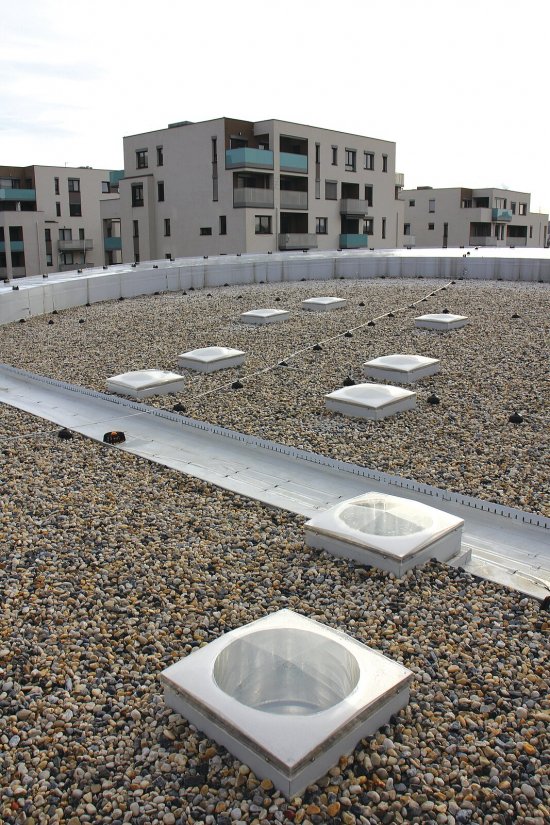 Na prerušenie tepelného mostu sa v konštrukcii strechy inštalovali tepelnoizolačné sklá, aby sa zabránilo únikom tepla.