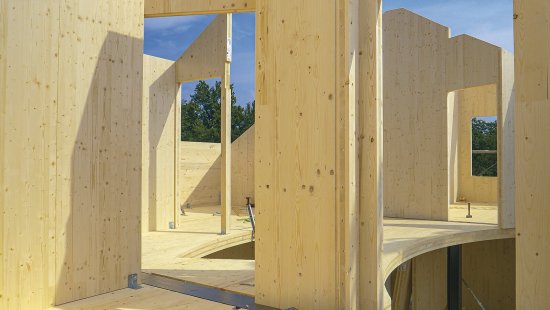 Drevostavby je možné vybudovať tiež z CLT panelov, čo sú veľkoformátové dosky z krížom vrstveného dreva Foto: Flystock