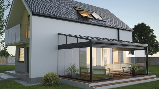 Zasklená terasa prepojená s interiérom domu môže pomôcť akumulovať solárne tepelné zisky, ktorými je možné počas slnečných zimných dní dom vykurovať. V lete by však mal byť tento skleník vybavený tieniacou technikou. Foto: Studio Harmony