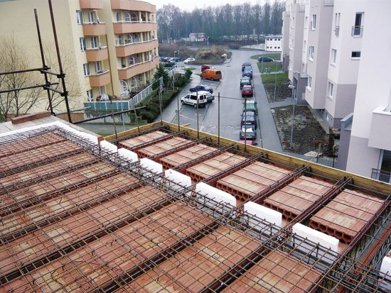 Keramické stropné vložky sa kladú na sucho na osadené trámy. Potom nasleduje ich betonáž. Foto: archiv Wienerberger