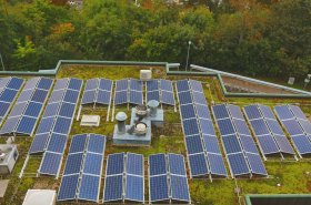 Fotovoltické panely na zelenej streche? Ekologické a praktické zároveň
