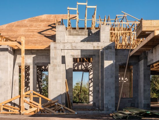 Ak sa rozhodnete vybudovať dom, ktorý bude dobre pracovať so slnečným žiarením, musíte tomu prispôsobiť už základy domu a jeho hrubú stavbu. Foto: Ken Schulze