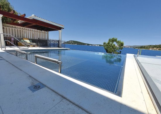 Privátny bazén situovaný vo francúzskom Provence.