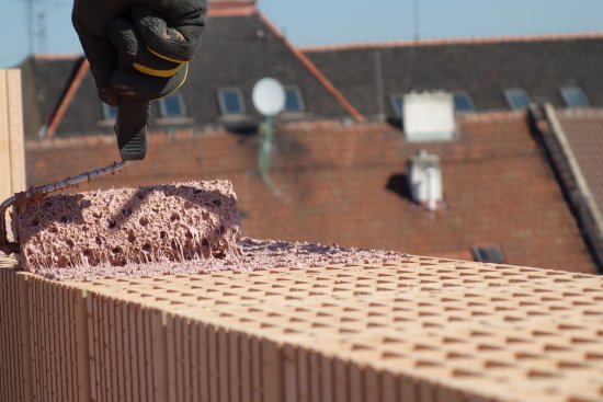 Inteligentným materiálom, ktorým urýchlite stavbu je tiež tekutá malta HELUZ SIDI, ktorú murujete, ako keď maľujete valčekom. 